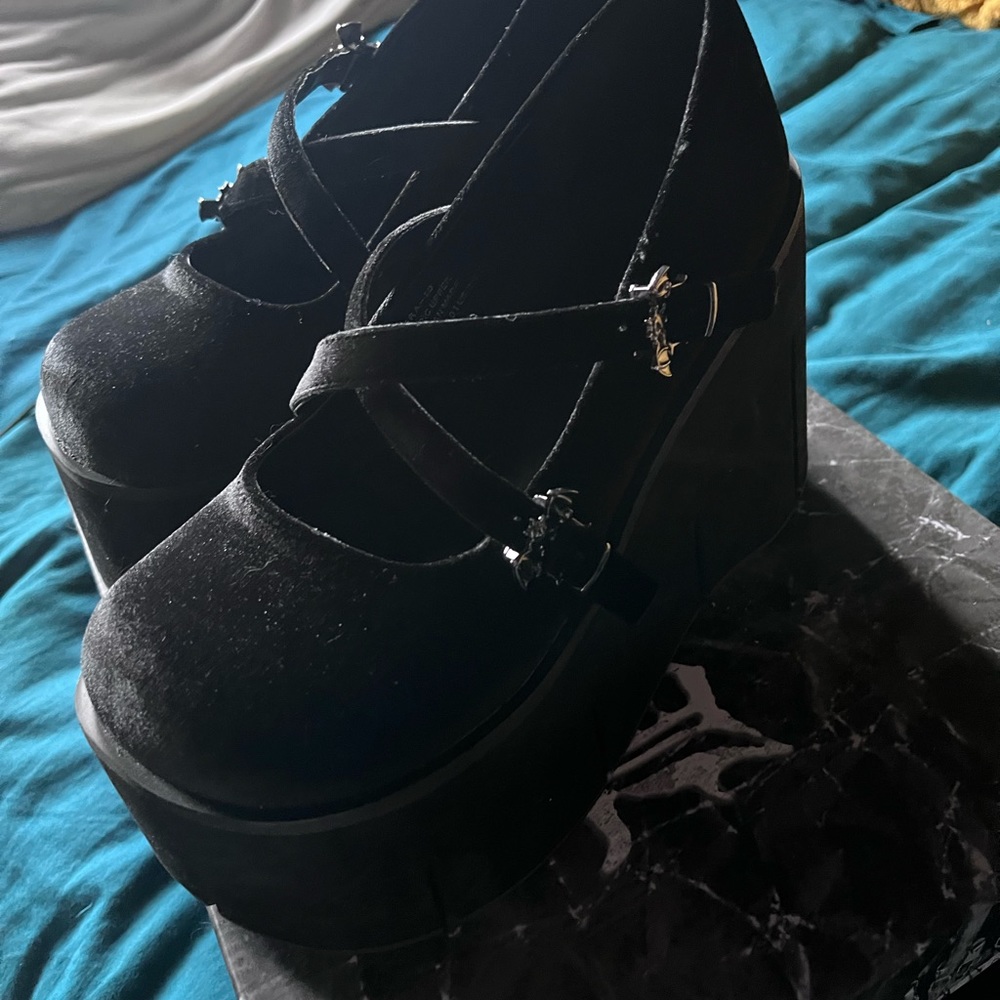 Demonia - Kera -10 black velvet platform - Picture 2 of 3